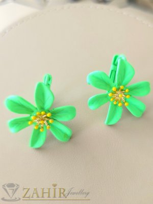 Уникални олекотени метални обеци цветя в цвят електриково зелен мат с позлатени тичинки, размер 2,5 на 2,8 см, френско закопчаване- C1057